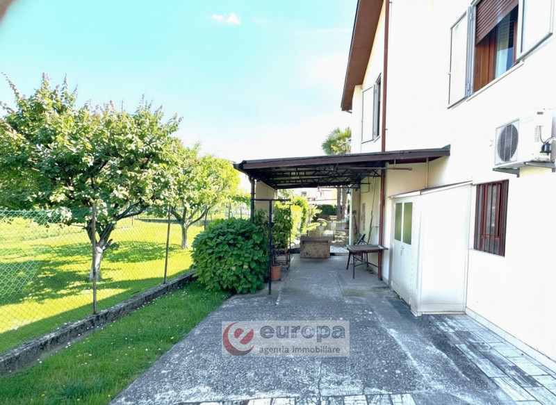 In zona di pregio in centro a CAVAZZALE (VI), a due passi da negozi, servizi essenziali, scuole: ...