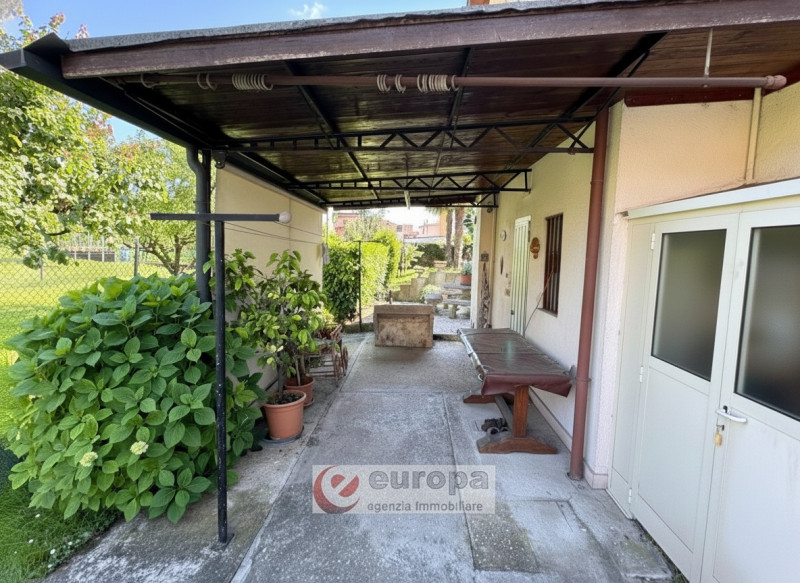 In zona di pregio in centro a CAVAZZALE (VI), a due passi da negozi, servizi essenziali, scuole: ...
