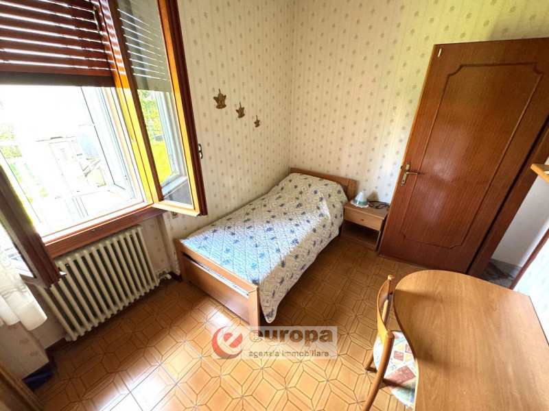 In zona di pregio in centro a CAVAZZALE (VI), a due passi da negozi, servizi essenziali, scuole: ...