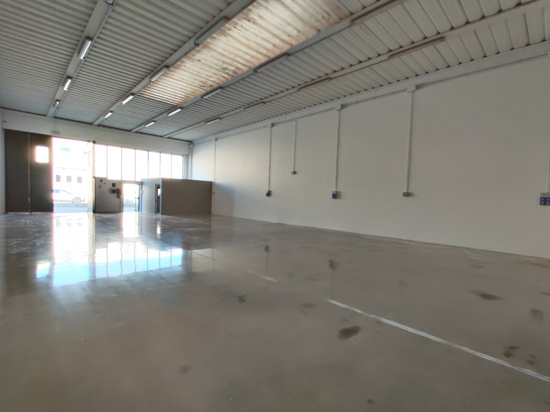 Scopri un'opportunità unica di investimento nel cuore della zona artigianale di Abano Terme! In v...