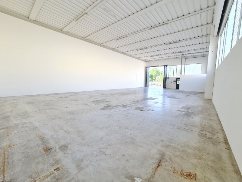 Scopri un'opportunità unica di investimento nel cuore della zona artigianale di Abano Terme! In v...