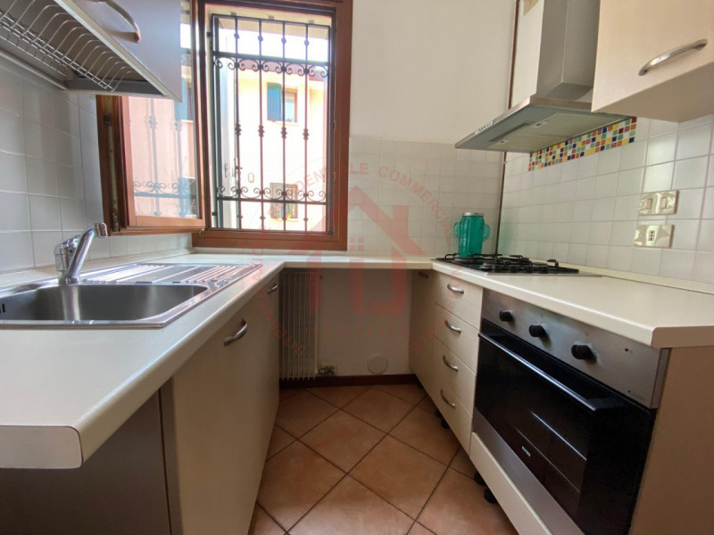 RIF: FR035 PADOVA - CHIESANUOVA Proponiamo in vendita bilocale arredato al piano terra in contest...