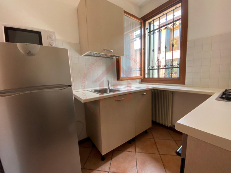 RIF: FR035 PADOVA - CHIESANUOVA Proponiamo in vendita bilocale arredato al piano terra in contest...