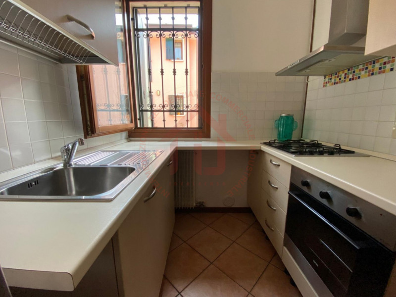 RIF: FR035 PADOVA - CHIESANUOVA Proponiamo in vendita bilocale arredato al piano terra in contest...