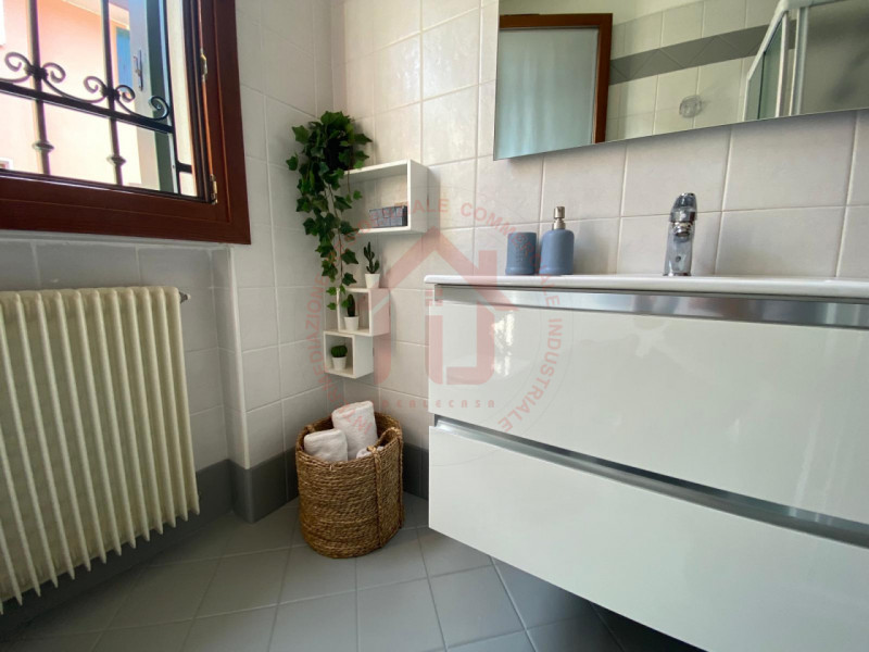 RIF: FR035 PADOVA - CHIESANUOVA Proponiamo in vendita bilocale arredato al piano terra in contest...