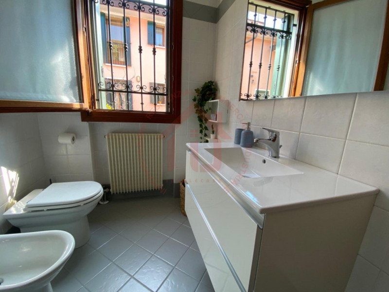 RIF: FR035 PADOVA - CHIESANUOVA Proponiamo in vendita bilocale arredato al piano terra in contest...