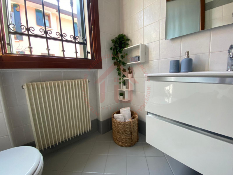 RIF: FR035 PADOVA - CHIESANUOVA Proponiamo in vendita bilocale arredato al piano terra in contest...