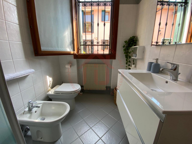 RIF: FR035 PADOVA - CHIESANUOVA Proponiamo in vendita bilocale arredato al piano terra in contest...