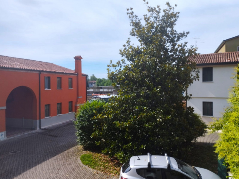 SA200;Situata in una zona tranquilla e curata, all'interno di un residence recintato e riservato,...