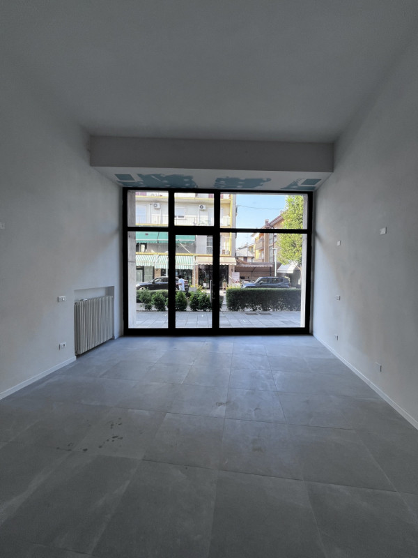 Nel cuore di Montegrotto Terme, in posizione centrale e di ottima visibilità, proponiamo elegante...