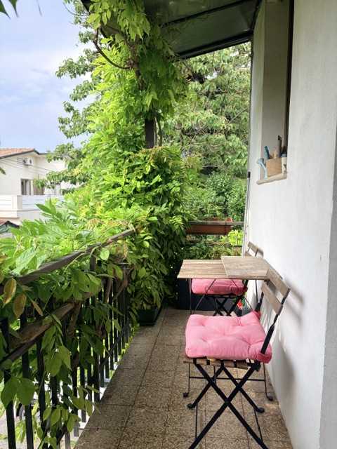 In una tranquilla laterale di via Querini, bella porzione di bifamiliare (parte superiore) con in...