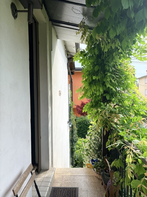 In una tranquilla laterale di via Querini, bella porzione di bifamiliare (parte superiore) con in...