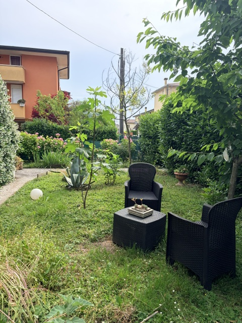 In una tranquilla laterale di via Querini, bella porzione di bifamiliare (parte superiore) con in...