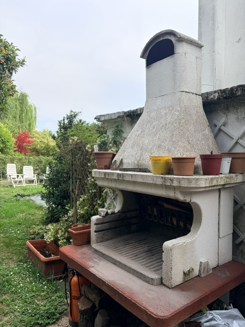 In una tranquilla laterale di via Querini, bella porzione di bifamiliare (parte superiore) con in...