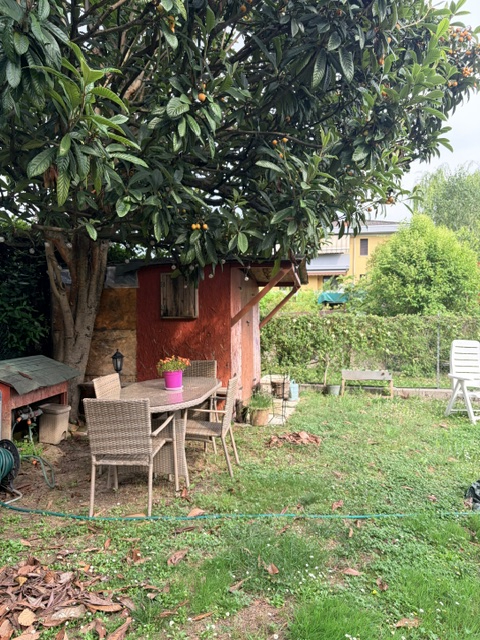 In una tranquilla laterale di via Querini, bella porzione di bifamiliare (parte superiore) con in...