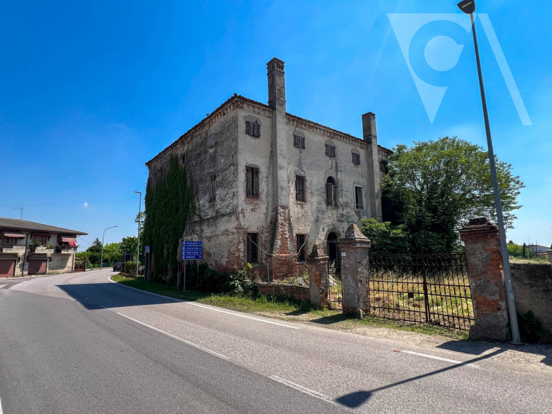 Proponiamo in vendita nel centro di Cona questa affascinante dimora dominicale di probabili origi...