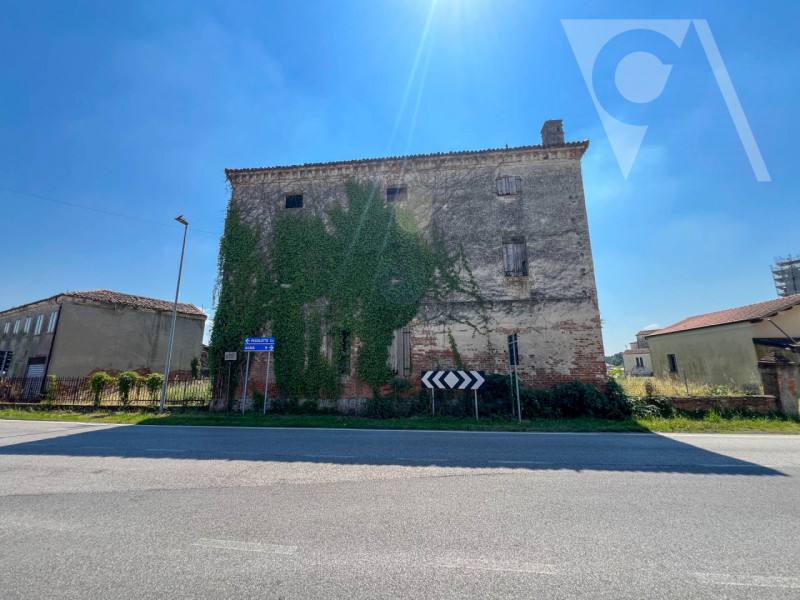 Proponiamo in vendita nel centro di Cona questa affascinante dimora dominicale di probabili origi...