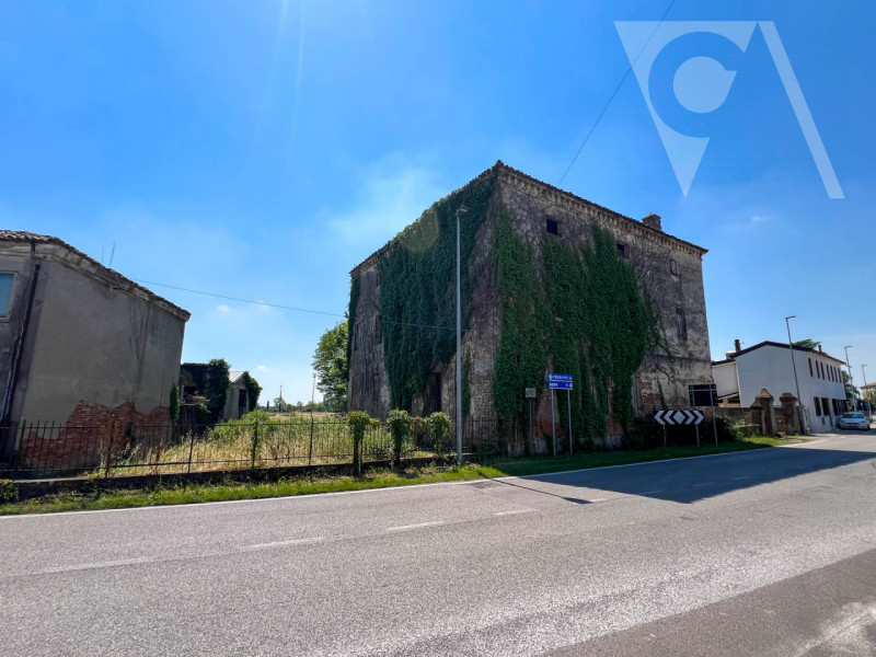 Proponiamo in vendita nel centro di Cona questa affascinante dimora dominicale di probabili origi...