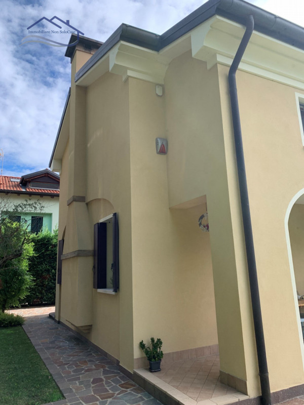 VIGONZA (PD): Siamo lieti di presentare, nella zona residenziale di Vigonza, questa affascinante ...