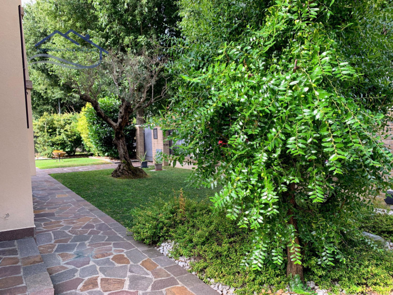 VIGONZA (PD): Siamo lieti di presentare, nella zona residenziale di Vigonza, questa affascinante ...