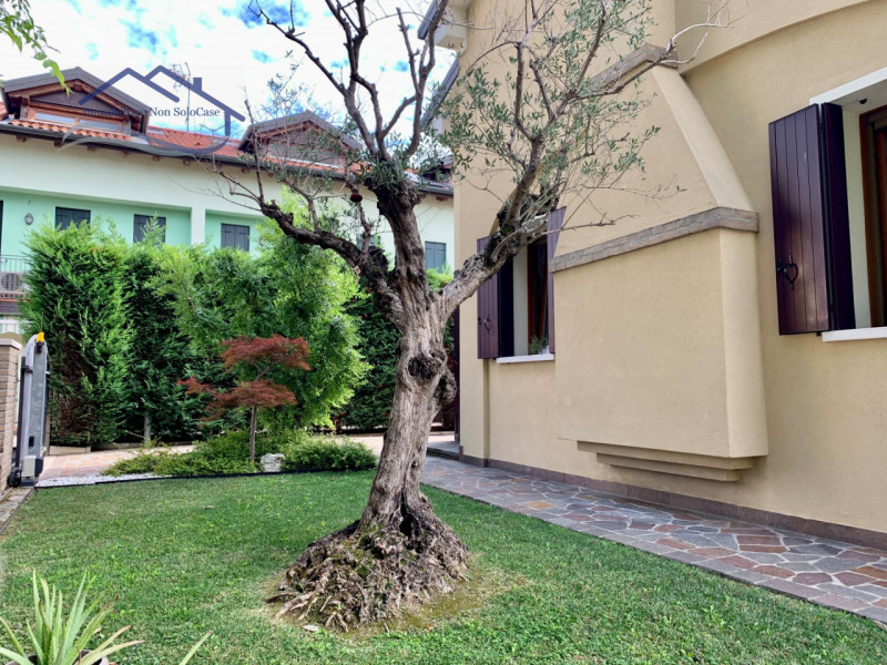 VIGONZA (PD): Siamo lieti di presentare, nella zona residenziale di Vigonza, questa affascinante ...