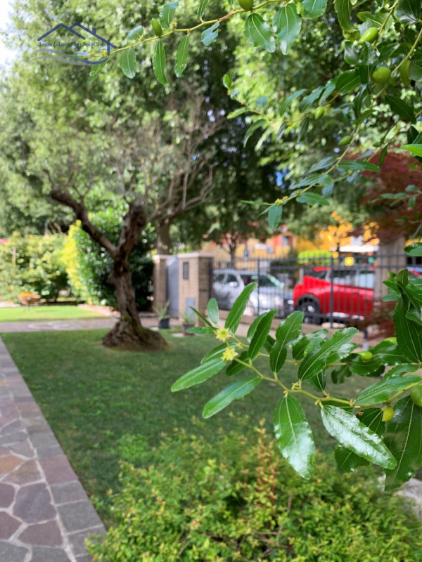 VIGONZA (PD): Siamo lieti di presentare, nella zona residenziale di Vigonza, questa affascinante ...