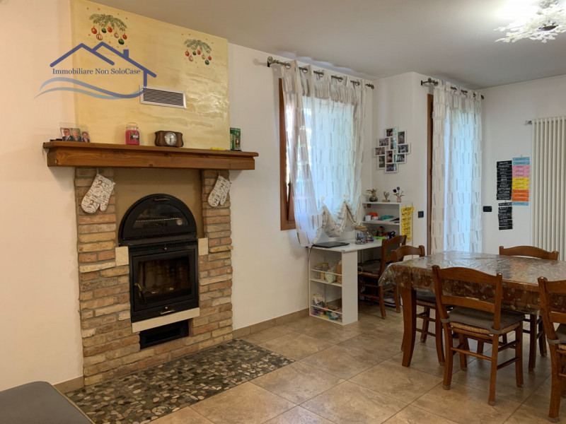 VIGONZA (PD): Siamo lieti di presentare, nella zona residenziale di Vigonza, questa affascinante ...
