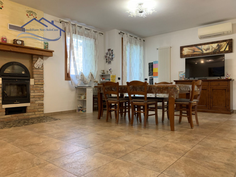 VIGONZA (PD): Siamo lieti di presentare, nella zona residenziale di Vigonza, questa affascinante ...