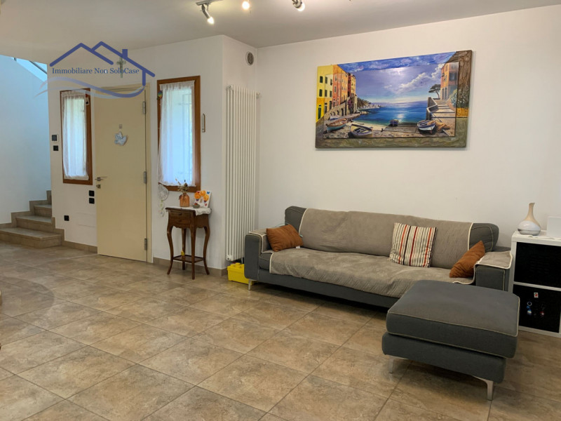 VIGONZA (PD): Siamo lieti di presentare, nella zona residenziale di Vigonza, questa affascinante ...