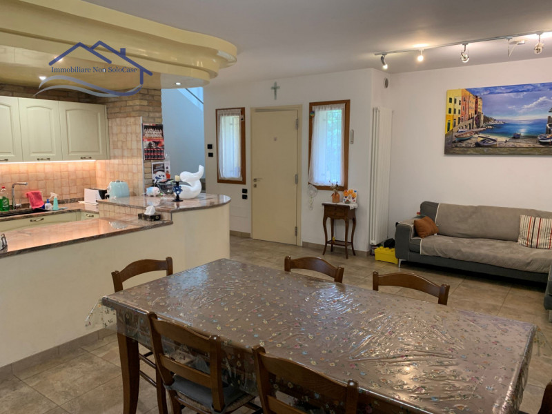 VIGONZA (PD): Siamo lieti di presentare, nella zona residenziale di Vigonza, questa affascinante ...