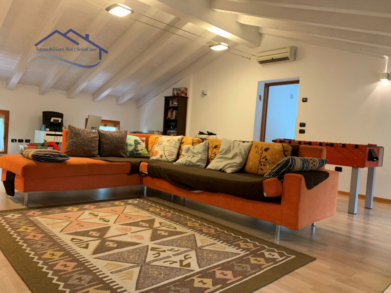 VIGONZA (PD): Siamo lieti di presentare, nella zona residenziale di Vigonza, questa affascinante ...