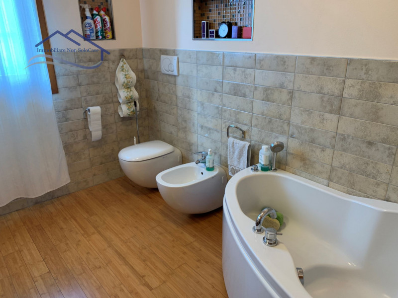 VIGONZA (PD): Siamo lieti di presentare, nella zona residenziale di Vigonza, questa affascinante ...