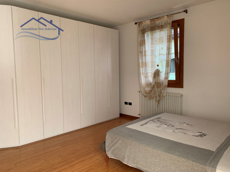 VIGONZA (PD): Siamo lieti di presentare, nella zona residenziale di Vigonza, questa affascinante ...