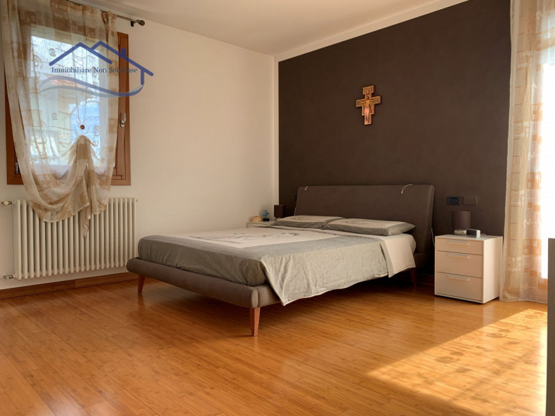 VIGONZA (PD): Siamo lieti di presentare, nella zona residenziale di Vigonza, questa affascinante ...