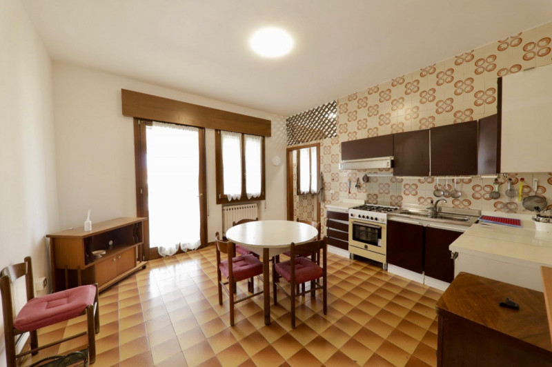 COMPOSIZIONE: 
Proponiamo in vendita spaziosa abitazione singola disposta su due livelli dove all...