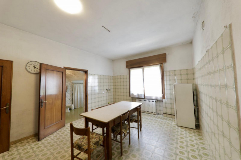 COMPOSIZIONE: 
Proponiamo in vendita spaziosa abitazione singola disposta su due livelli dove all...