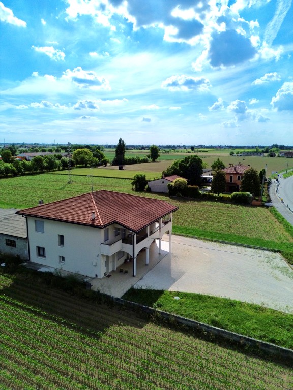 COMPOSIZIONE: 
Proponiamo in vendita spaziosa abitazione singola disposta su due livelli dove all...