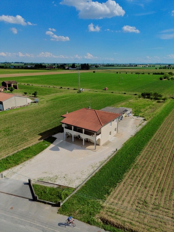 COMPOSIZIONE: 
Proponiamo in vendita spaziosa abitazione singola disposta su due livelli dove all...