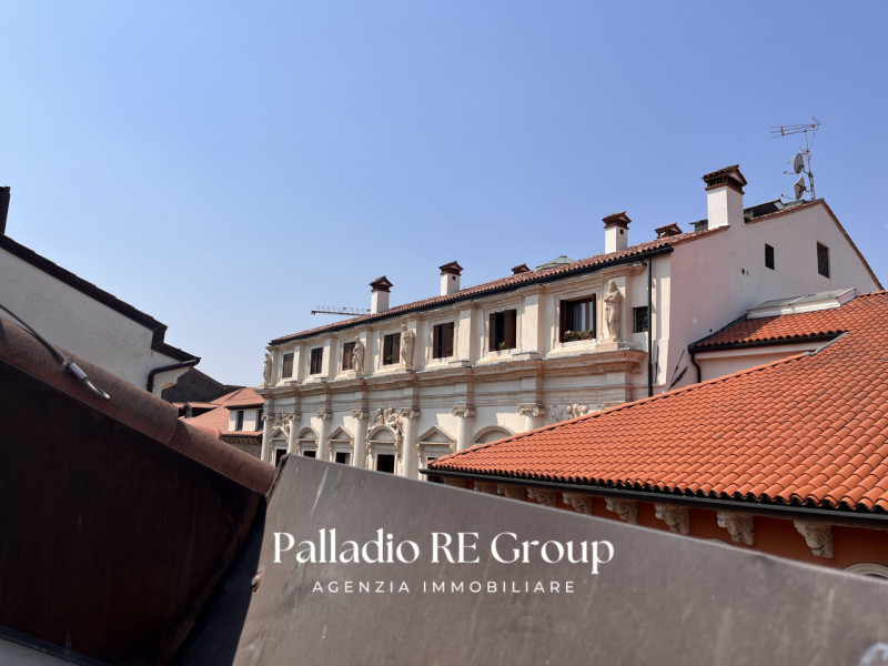 Nel cuore della Vicenza più nobile, all’interno di un prestigioso palazzo d'epoca servito da asce...