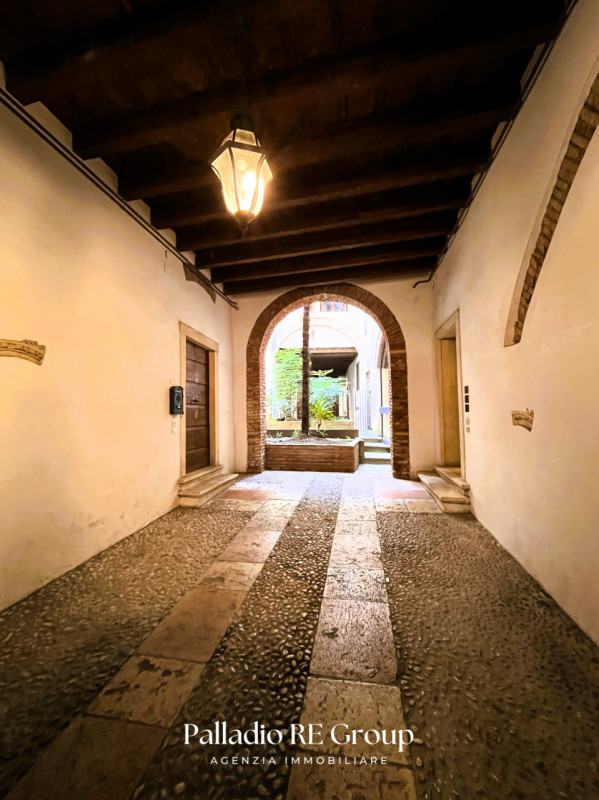Nel cuore della Vicenza più nobile, all’interno di un prestigioso palazzo d'epoca servito da asce...