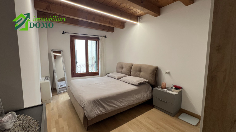 SCHIO-CENTRO: Ampio BICAMERE arredato di cucina sito al primo piano. Cl.En. G. Ipe 175,00. EURO 6...
