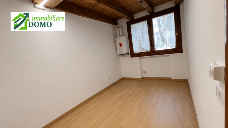 SCHIO-CENTRO: Ampio BICAMERE arredato di cucina sito al primo piano. Cl.En. G. Ipe 175,00. EURO 6...