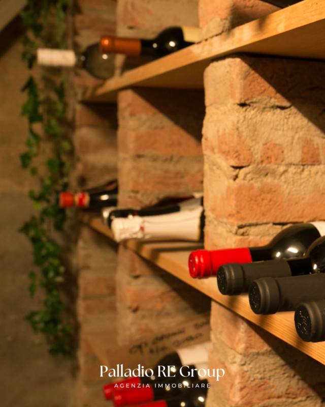 Nel cuore della storica Valpolicella, in provincia di Verona, si offre in vendita un'imperdibile ...