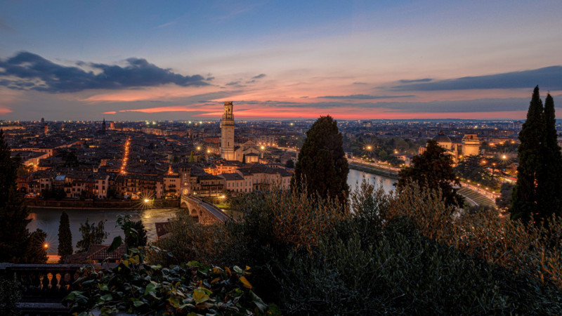 Nel suggestivo scenario del centro storico di Verona, a pochi passi dall’Arena e dalle principali...
