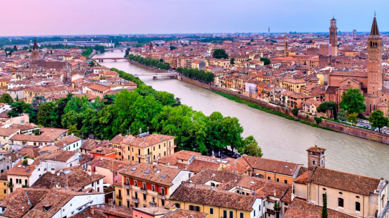 Nel suggestivo scenario del centro storico di Verona, a pochi passi dall’Arena e dalle principali...
