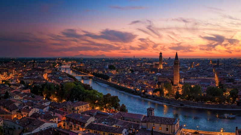 Nel suggestivo scenario del centro storico di Verona, a pochi passi dall’Arena e dalle principali...