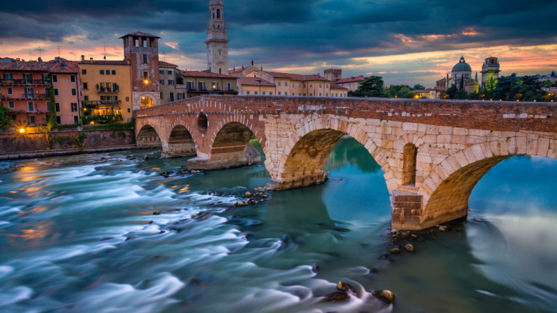 Nel suggestivo scenario del centro storico di Verona, a pochi passi dall’Arena e dalle principali...