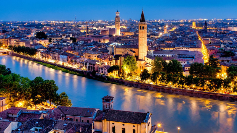 Nel suggestivo scenario del centro storico di Verona, a pochi passi dall’Arena e dalle principali...