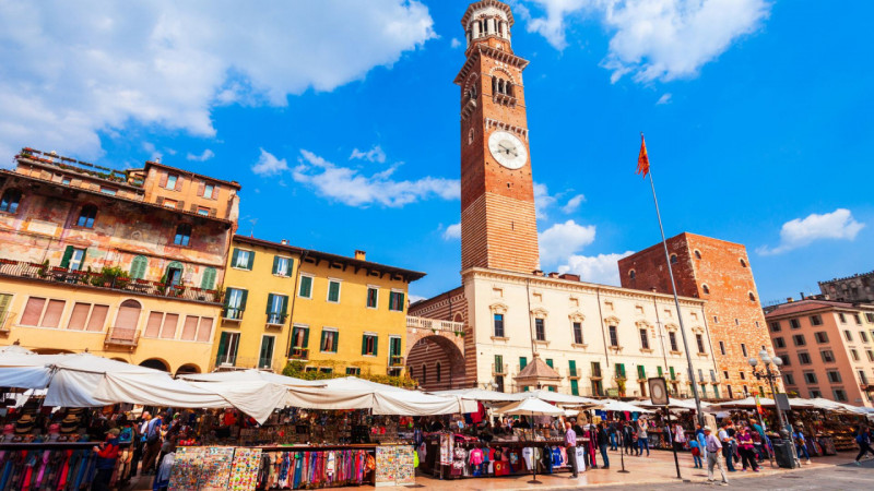 Nel suggestivo scenario del centro storico di Verona, a pochi passi dall’Arena e dalle principali...