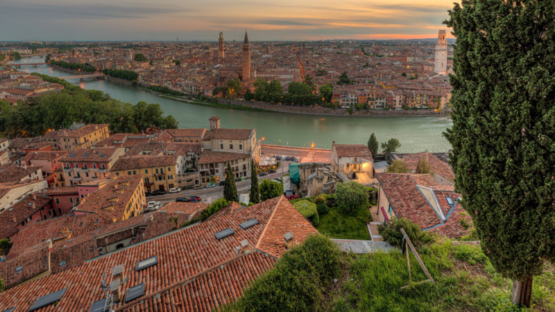 Nel suggestivo scenario del centro storico di Verona, a pochi passi dall’Arena e dalle principali...